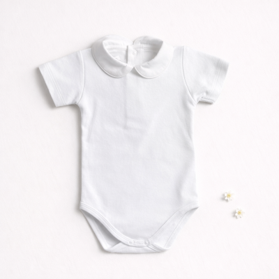 Body branco para bebé com gola redonda e manga curta