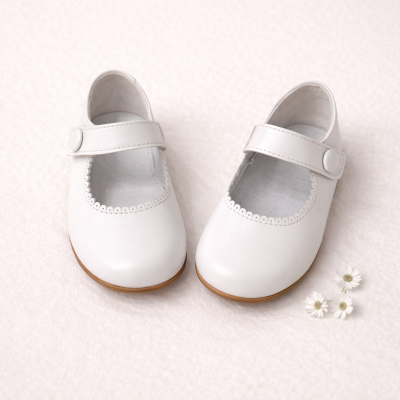 Sapatinhos brancos para bebé com fecho de botão e flores pequenas ao lado