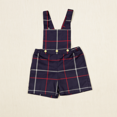 Macacão curto infantil xadrez azul escuro, vermelho e cinza com alças largas e botões amarelos