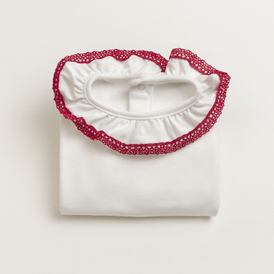 Blusa branca com gola rodada e renda vermelha, dobrada sobre fundo branco