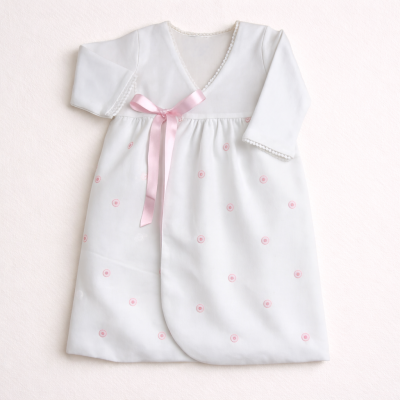 Vestido branco de bebé com laço rosa e pequenos círculos rosa