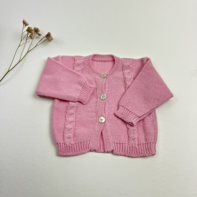 Casaco de malha rosa para criança com botões brancos e detalhe trançado