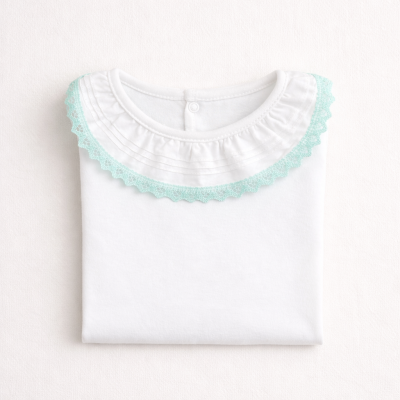 Camisola branca com gola rendada verde água