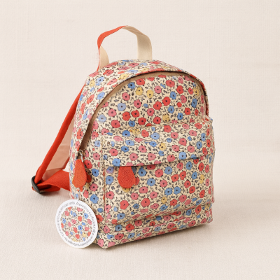 Mochila pequena floral colorida com alças vermelhas e bolso frontal