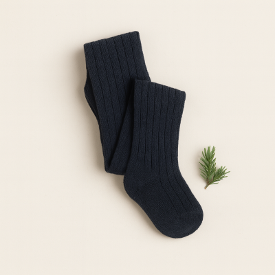 Par de meias pretas caneladas com ramo verde ao lado