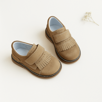 Sapatos de criança bege em camurça com fecho de velcro e franjas