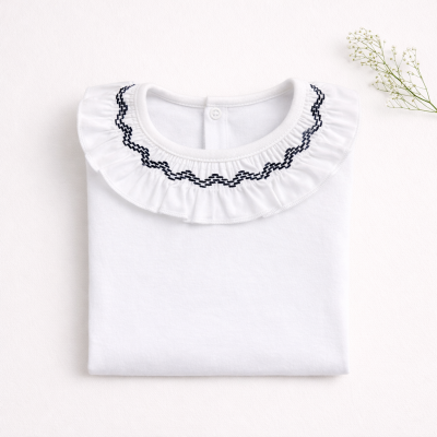 Camisola branca com gola babada e bordado preto e ramo de flores brancas