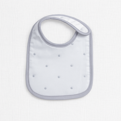 Babete de bebé branco com pontos cinzentos e bordas cinzentas