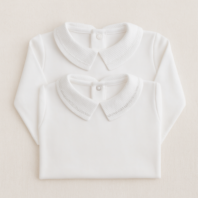 Duas camisolas de bebé brancas com gola peter pan