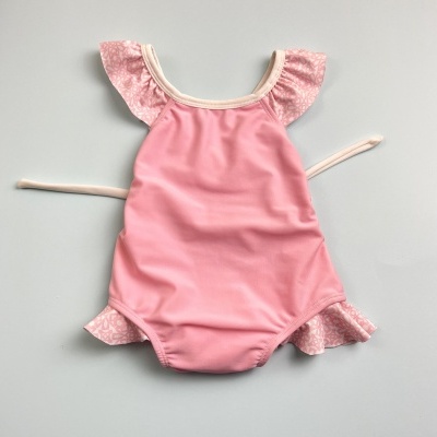 Fato de banho rosa para bebé com folhos e padrão branco