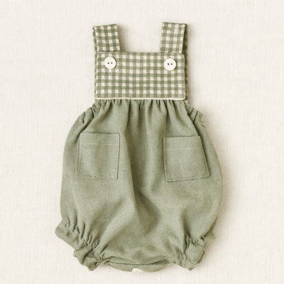 Macacão de bebé verde claro com padrão xadrez nas alças e botões brancos