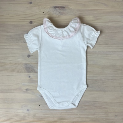Body de bebé branco com gola de renda cor-de-rosa