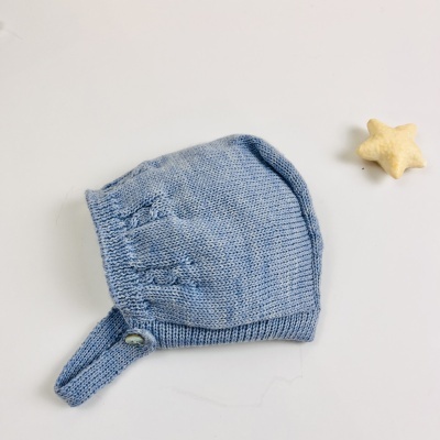 Touca de malha azul para bebé com botão prateado e estrela amarela ao lado
