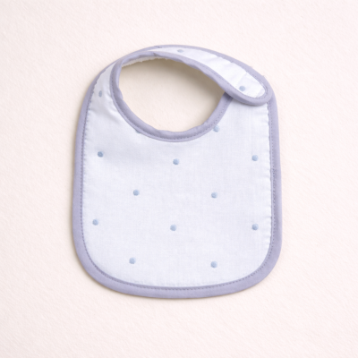 Babete branco com pontos azuis e bordas lilás