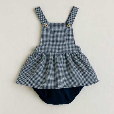 vestido bebé xadrez preto branco e parte inferior azul escuro