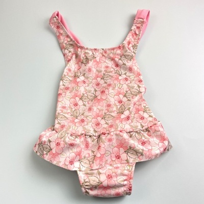 Fato de banho rosa com padrão floral e saia para criança
