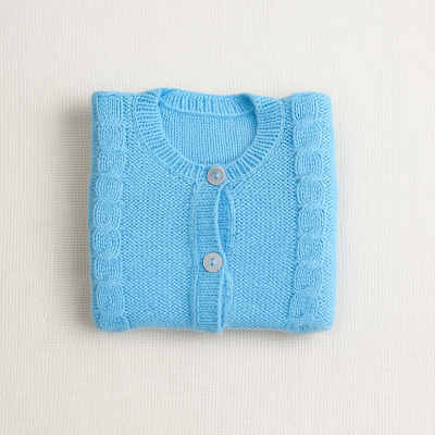 Casaco de malha azul claro dobrado com botões na frente