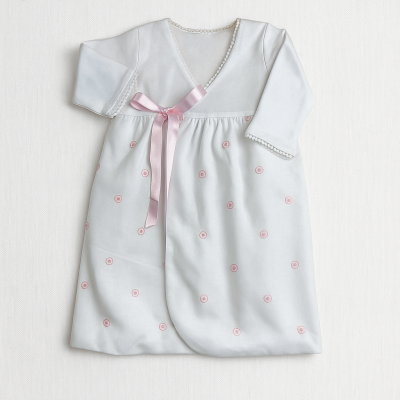 Vestido de bebé branco com detalhes cor-de-rosa e laço.