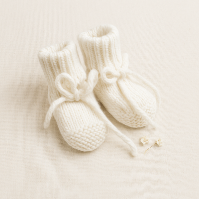 Botins de bebé em malha branca com cadarço