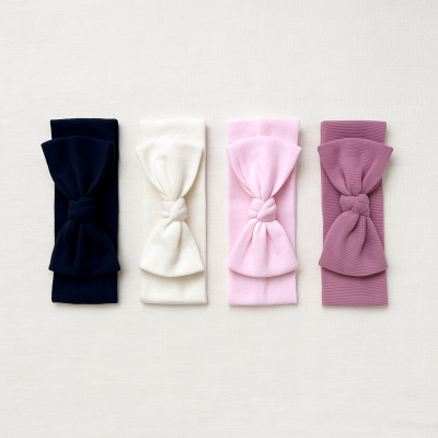 Quatro faixas de cabelo de tecido em azul escuro, branco, rosa claro e rosa escuro com nós no centro