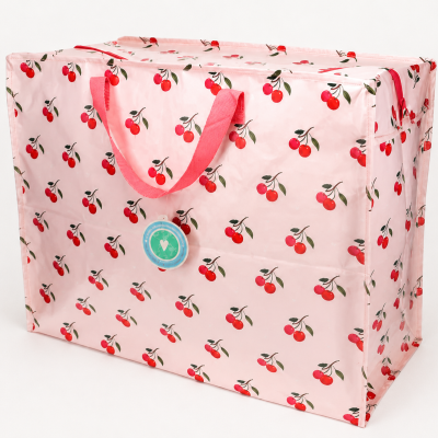 Mala rosa com padrão de cerejas vermelhas e alças rosas