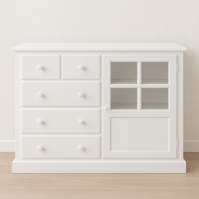 Móvel branco de madeira com gavetas e porta com vidro