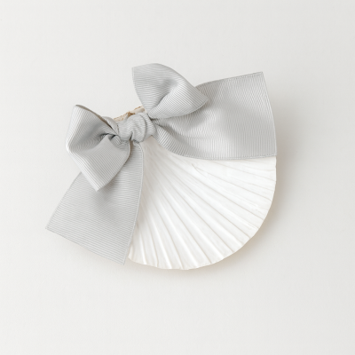 Laço cinzento tecido com concha branca em leque