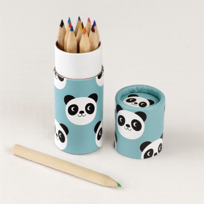 Lápis de cor em caixa cilíndrica com padrão de pandas e tampa ao lado