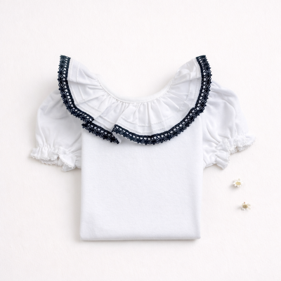 Camisola branca com gola franzida e renda preta, mangas curtas, sobre fundo branco com duas flores.