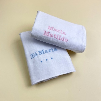 Dois panos de mão brancos com bordados coloridos