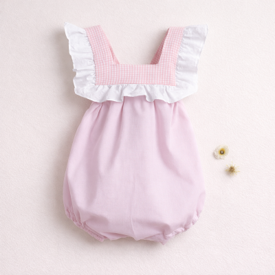 Macacão rosa claro para bebé com alças xadrez e folhos brancos