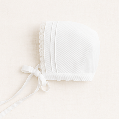 Gorro branco para bebé com textura riscada e fita para atar