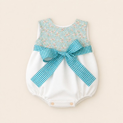 Babygrow para bebé com padrão floral e laço azul