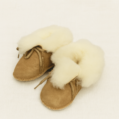 Sapatinhos de bebé de camurça castanha com pelo creme.
