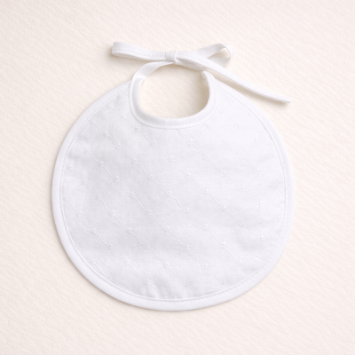 Babete redondo branco com padrão bordado em losangos