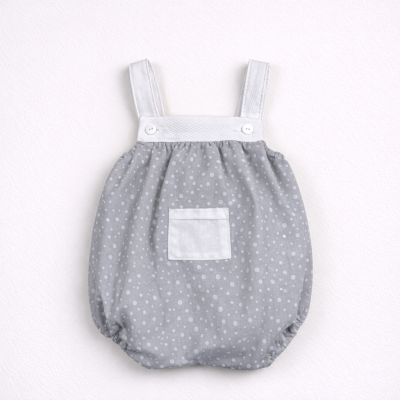 pelele cinzento com bolinhas brancas, alças e bolso branco