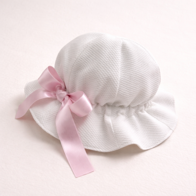 Chapéu branco com fita rosa em cetim