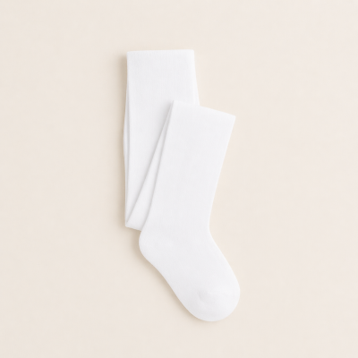 Meias brancas lisas dobradas sobre fundo bege