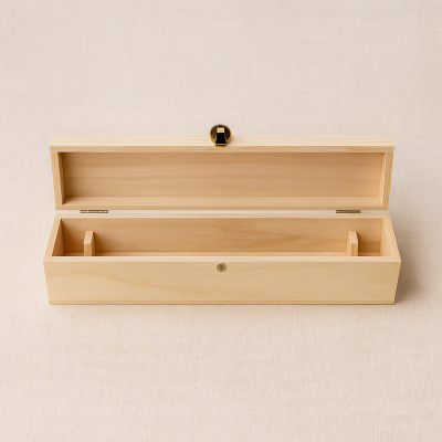 Caixa de madeira clara aberta com divisórias interiores