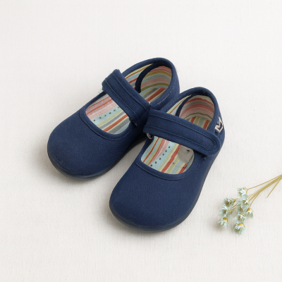 Sapatilhas azuis para criança com fecho de velcro e interior listrado colorido