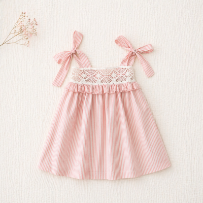 Vestido infantil rosa às riscas com renda branca e babados