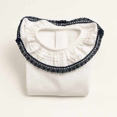 Camisola branca com gola rendada preta dobrada