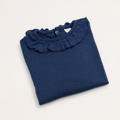 Camisola azul escura com gola de folhos dobrada em fundo branco