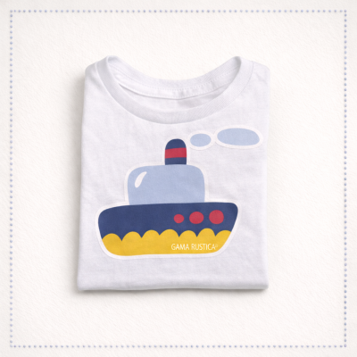 T-shirt branca com estampa de barco colorido e texto GAMA RUSTICA