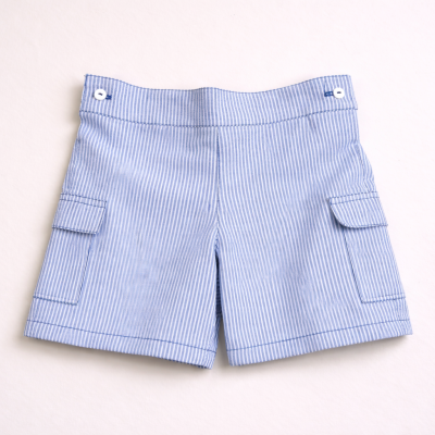 Calções de criança com riscas azuis e brancas, bolsos laterais e botões brancos