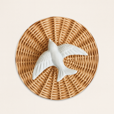 Decoração de parede com pássaro branco de cerâmica sobre base redonda entrelaçada