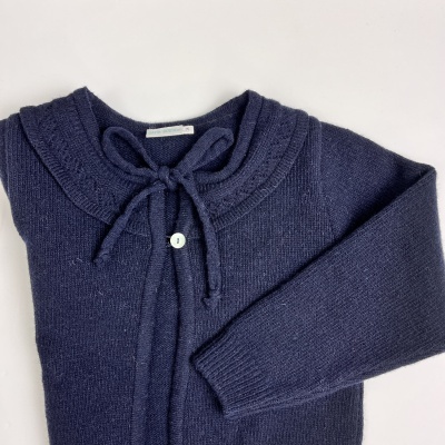 Camisola azul escura de malha com gola redonda e laçada
