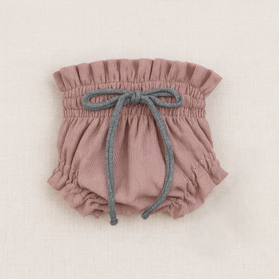 Cueca para bebé rosa antigo com cordão cinzento e textura fina sobre fundo claro