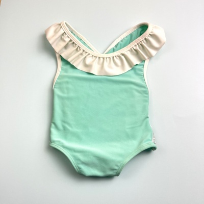 Fato de banho verde água para bebé com folho branco creme nos ombros