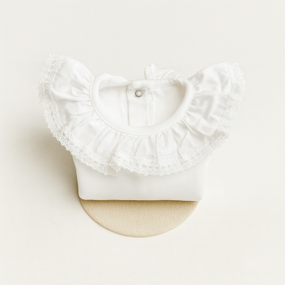Body branco de bebé com gola de renda